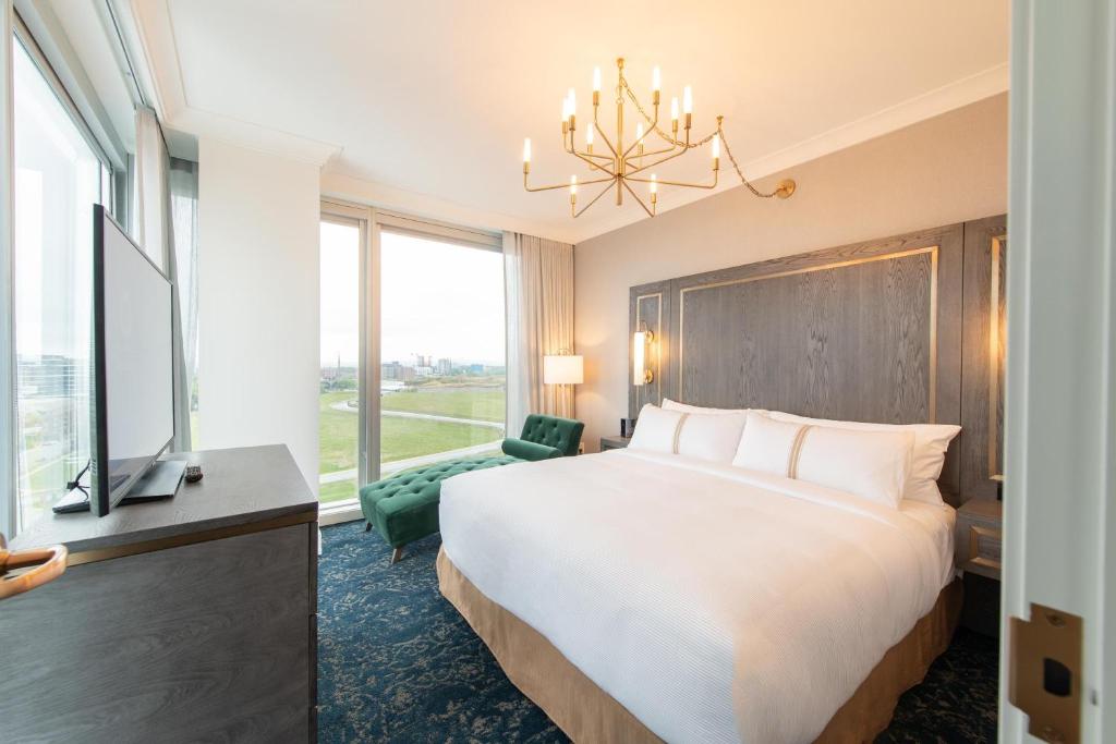 
Executive Suite, 1 King Bed, Sofa Bed, Standard Tub
