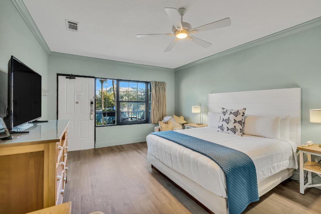 Ein Bett oder Betten in einem Zimmer der Unterkunft Beachside Inn