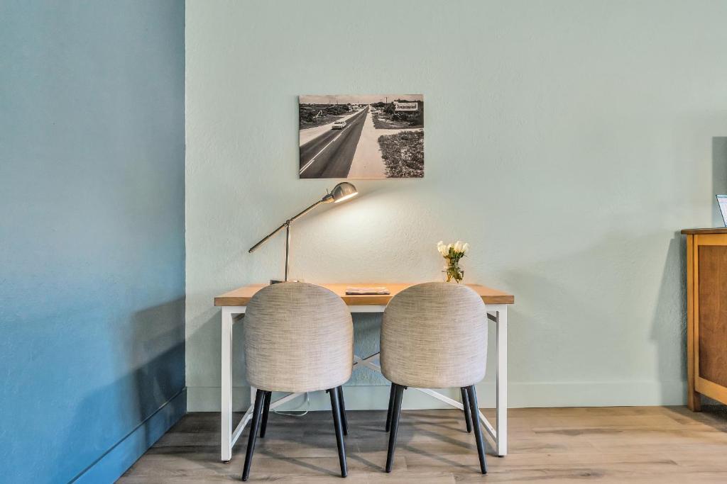 a desk with two chairs and a lamp on it at Beachside Inn in Destin