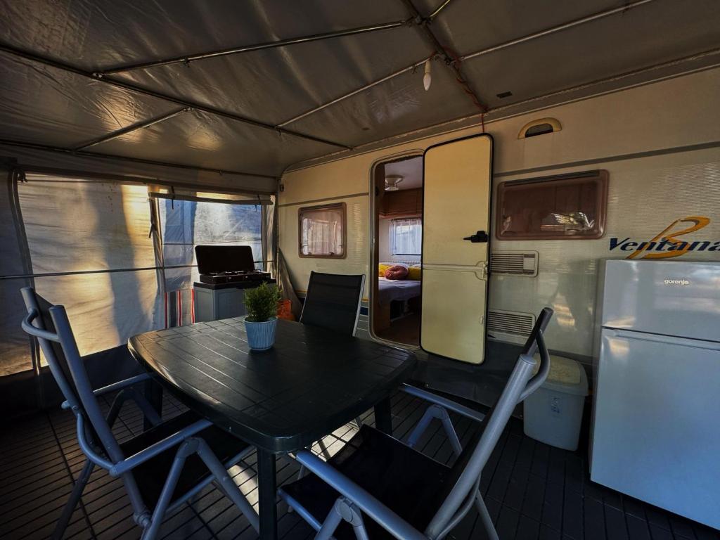 Kuchyň nebo kuchyňský kout v ubytování Caravan near the sea