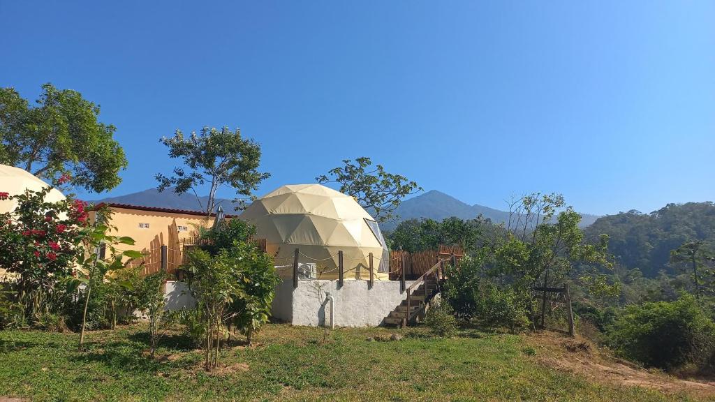 Nespecifikovaný výhled na hory nebo výhled na hory při pohledu z luxury tent