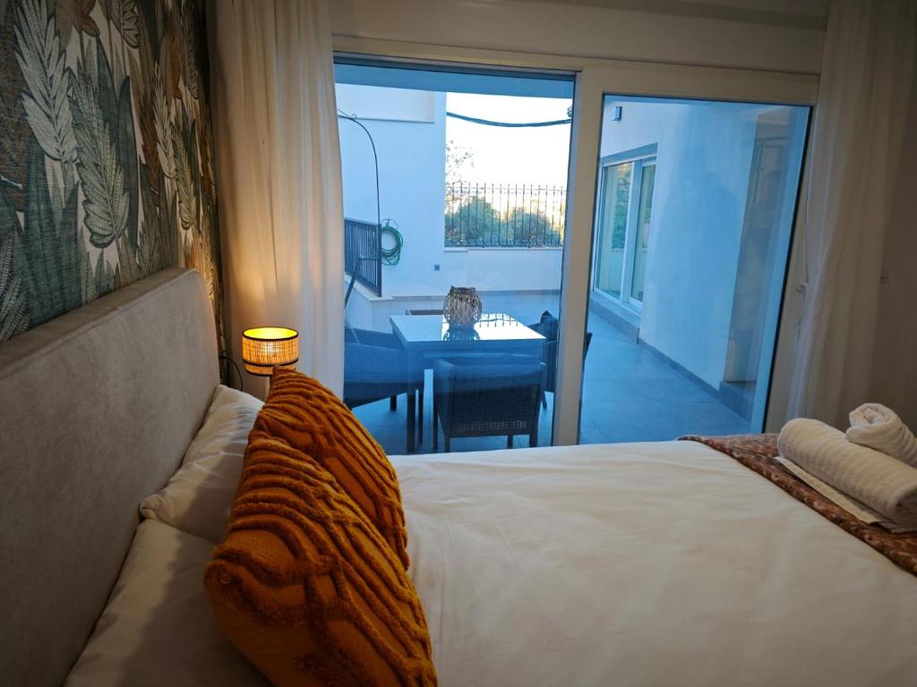 1 dormitorio con cama y vistas a una habitación en La Plácida, en Cáceres