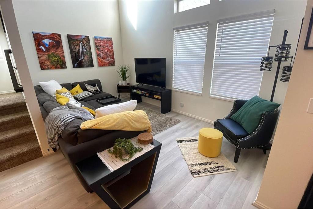 ソルトレイクシティにあるScholar's Loft - Near University of Utah!のソファとテレビのあるリビングルーム