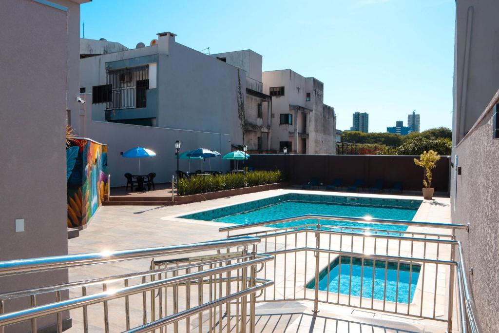 Bazén v ubytování Hotel 15 de Julho nebo v jeho okolí