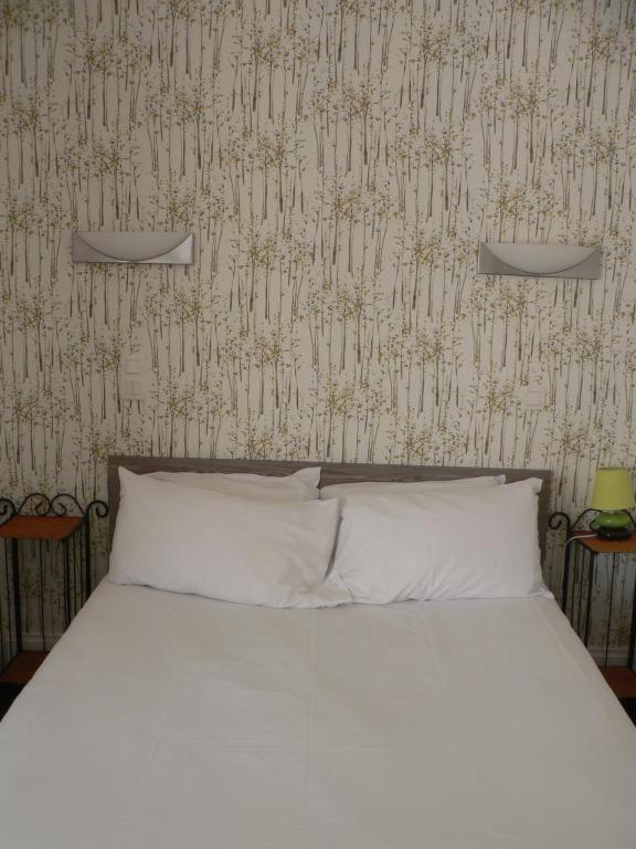 Postel nebo postele na pokoji v ubytování Hôtel Les Alizés