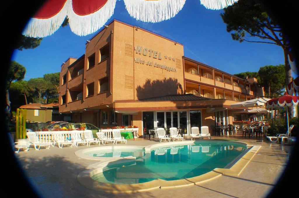 Bazén v ubytování Hotel Riva dei Cavalleggeri nebo v jeho okolí