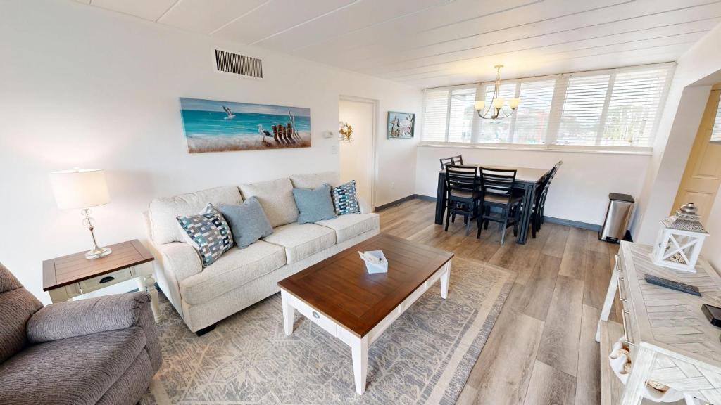 Χώρος καθιστικού στο Sea Palm 1D- by Holiday Isle Properties