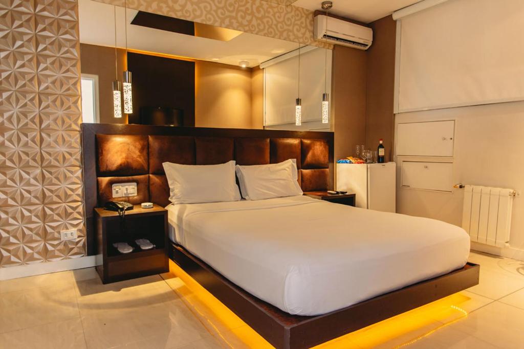 a bedroom with a large white bed in a room at Luna Blu Studio in Campo Magro