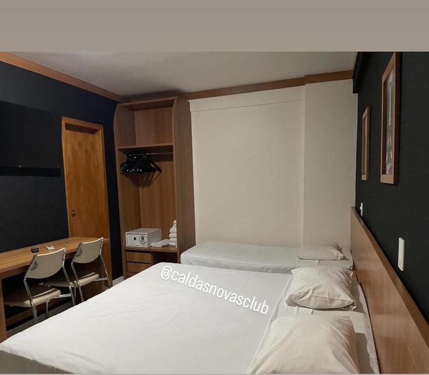 Ένα ή περισσότερα κρεβάτια σε δωμάτιο στο Golden Dolphin Grand Hotel
