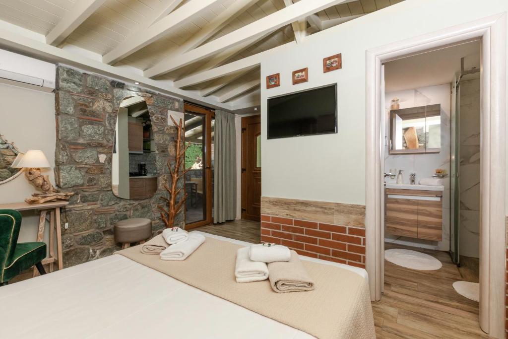 A television and/or entertainment centre at Talizeti Home - Adults Only