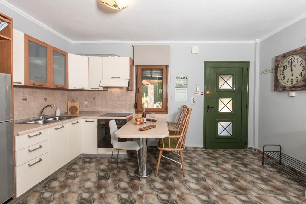 A kitchen or kitchenette at Talizeti Home - Adults Only
