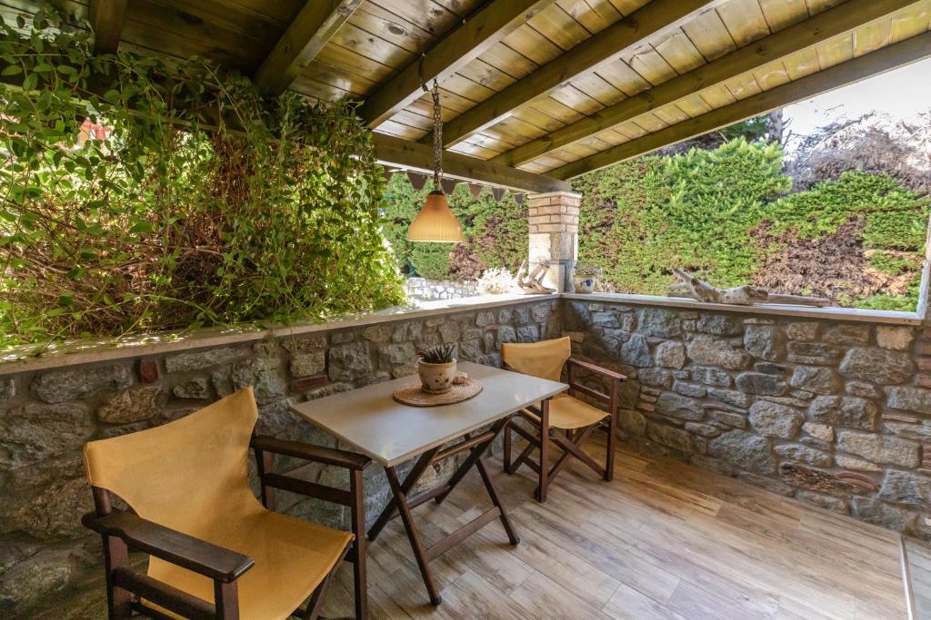 A garden outside Talizeti Home - Adults Only