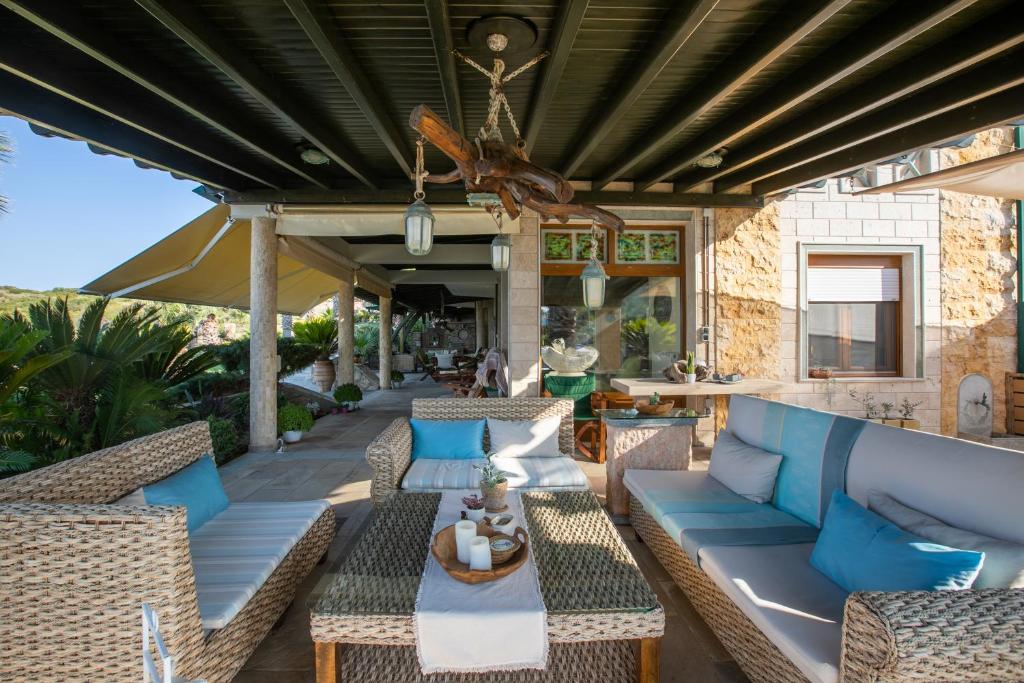 A seating area at Talizeti Home - Adults Only