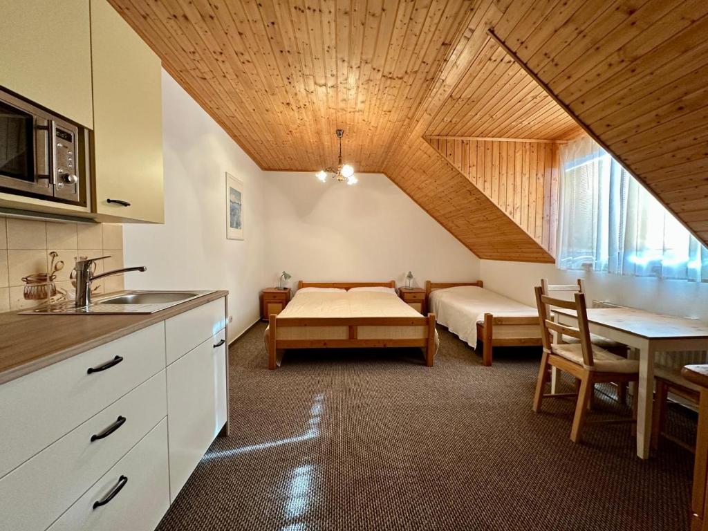 een keuken met een bank en een tafel in een kamer bij Apartmány v Müllerovom dome in Banská Štiavnica