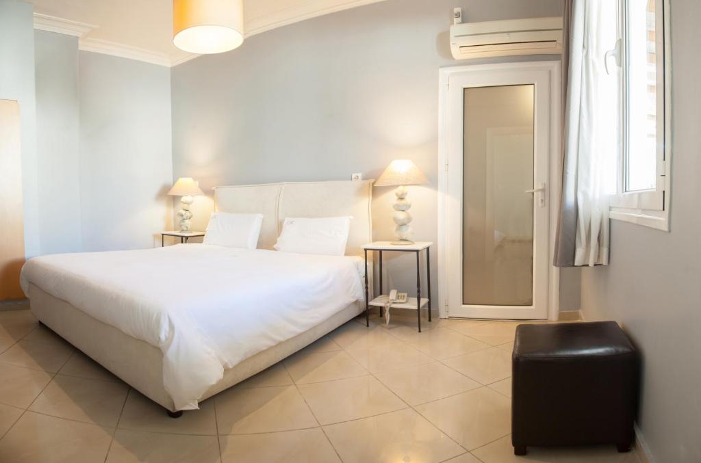 Postel nebo postele na pokoji v ubytování Kimon Hotel Athens