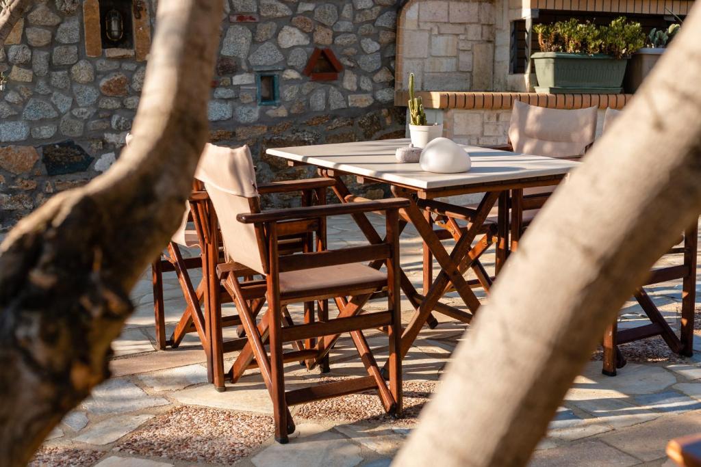 A restaurant or other place to eat at Talizeti Home - Adults Only