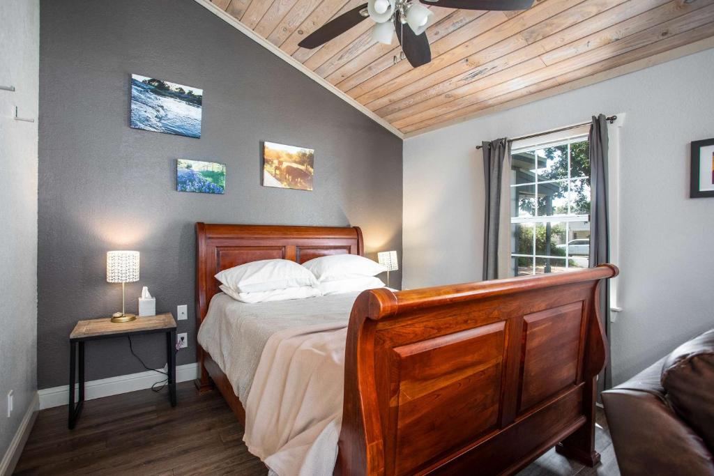 Ένα ή περισσότερα κρεβάτια σε δωμάτιο στο Tiled Shower Walk to Main Kitchenette Smart TV