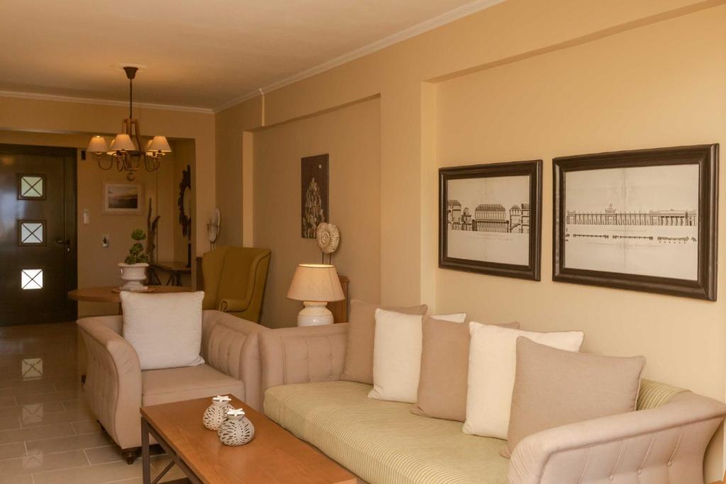 A seating area at Talizeti Home - Adults Only