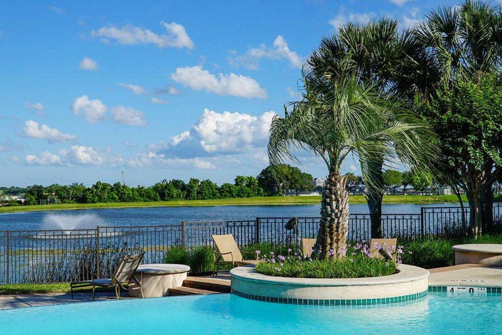 Bazén v ubytování Luxury Fully Furnished Apartments by NASA and Kemah Boardwalk nebo v jeho okolí