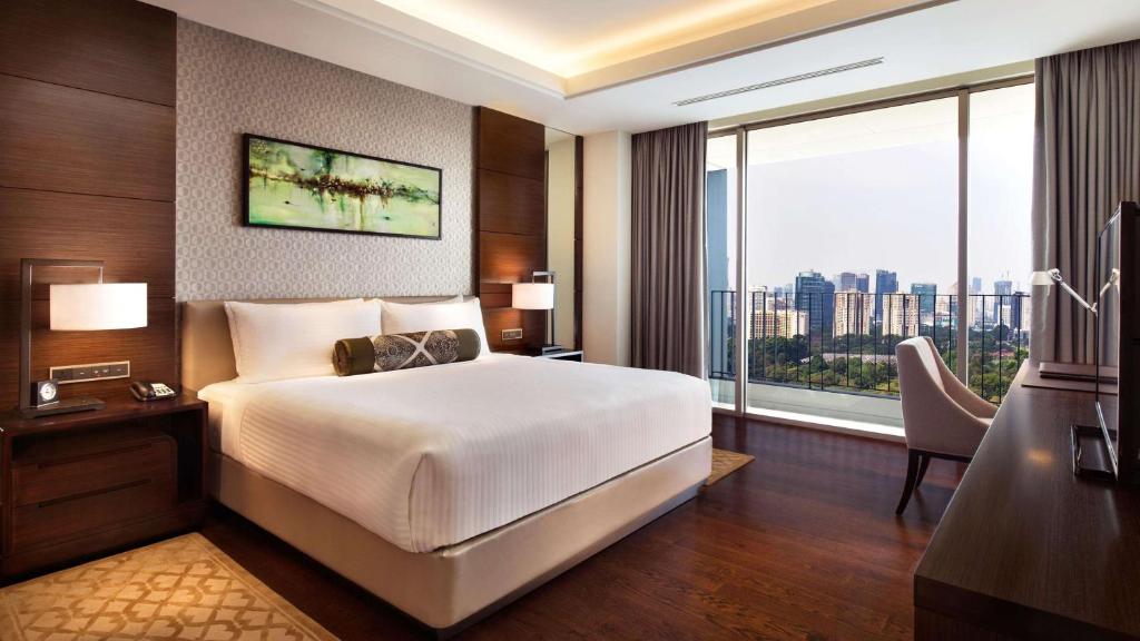 Postel nebo postele na pokoji v ubytování Fairmont Jakarta