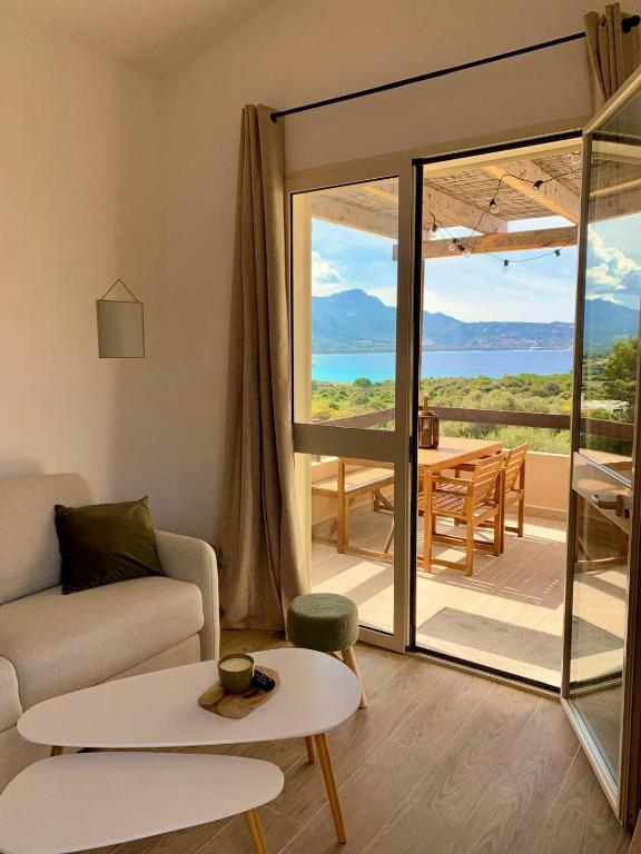 un salon avec un canapé et une table dans l'établissement Appartement face à la mer avec vue imprenable !, à Lumio