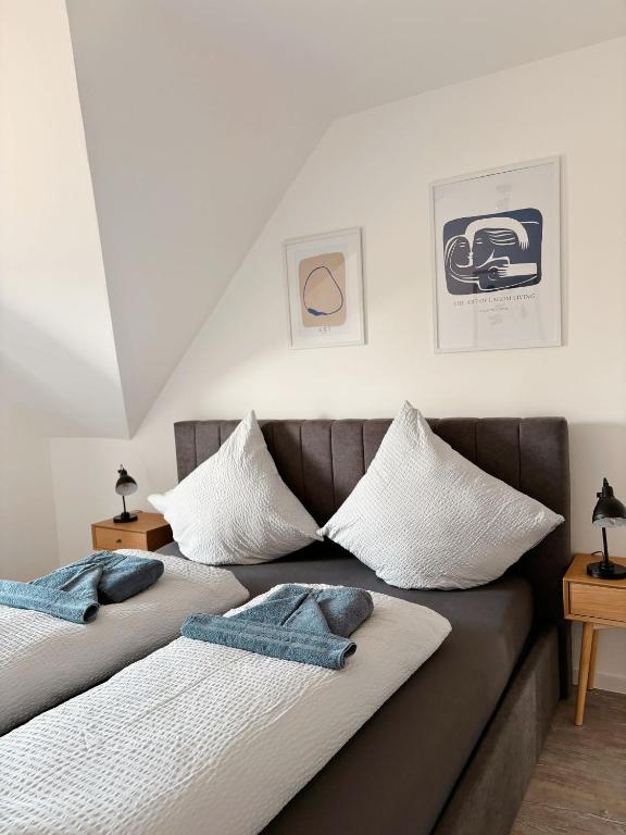 two beds sitting next to each other in a room at Ferienwohnung KÖÖK Heimathafen - Modern, Balkon, Strandnah in Neuharlingersiel