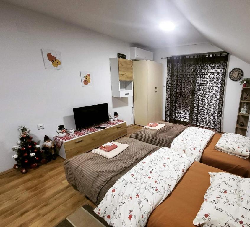 Postel nebo postele na pokoji v ubytování Apartman Centar Strpce