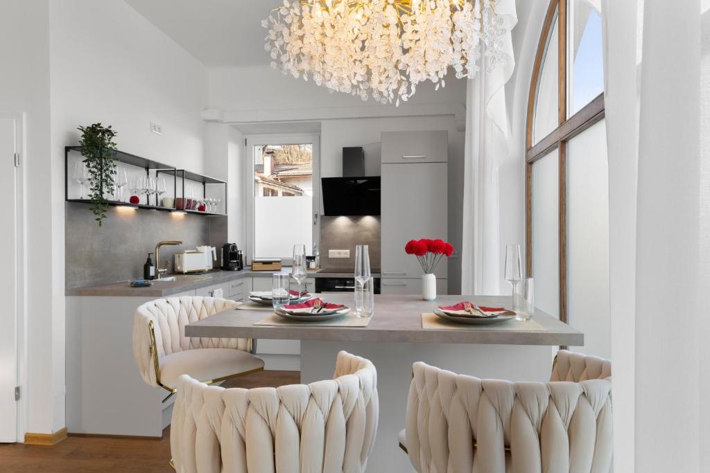 a kitchen and dining room with a table and chairs at Liebelei Miesbach Boutique Apartment - 2 Min zum Bahnhof, eigener Parkplatz in Miesbach