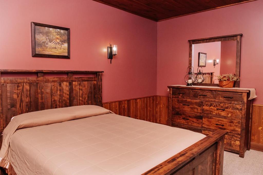 Sojourner's Lodge & Log Cabin Suites - Suite With Balcony