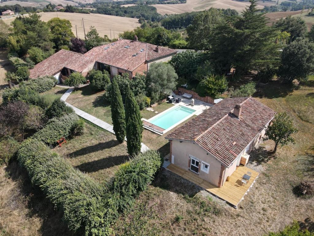 une vue aérienne d'une maison avec piscine dans l'établissement Gîte du Faon - 2 à 6 personnes, à Lacaugne
