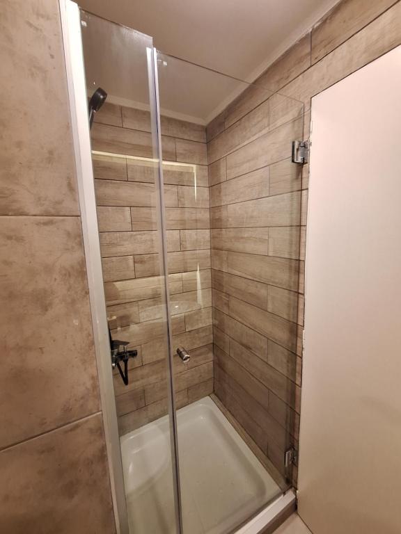 a shower with a glass door in a bathroom at Departamento monoambiente in La Plata
