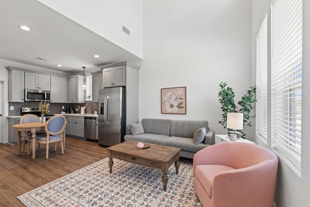 ein Wohnzimmer mit Sofa und Tisch in der Unterkunft NEW Vermillion House KING Bd Cajun Luxury Book Now in Lafayette