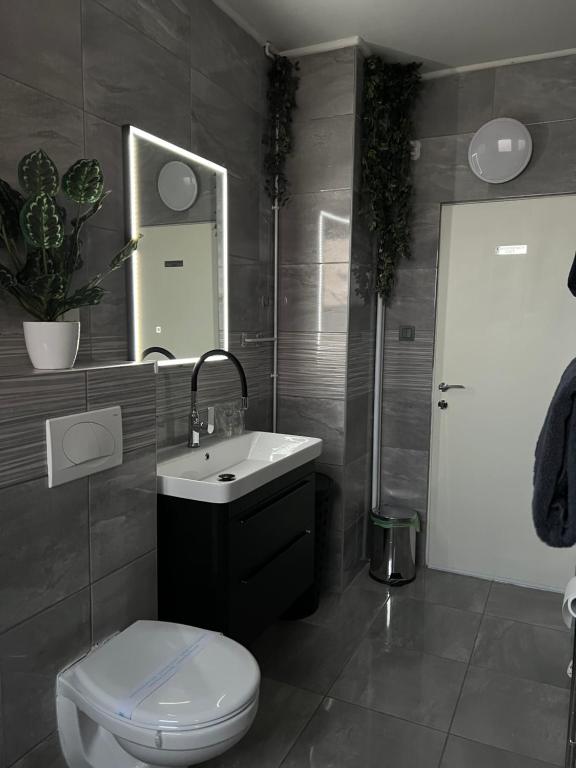 Koupelna v ubytování LuxRooms - Hotel type with private jacuzzi