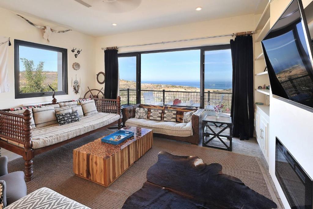 un soggiorno con TV e una grande finestra di Villa Bohemia Puerto Los Cabos by The Agency Baja a San José del Cabo