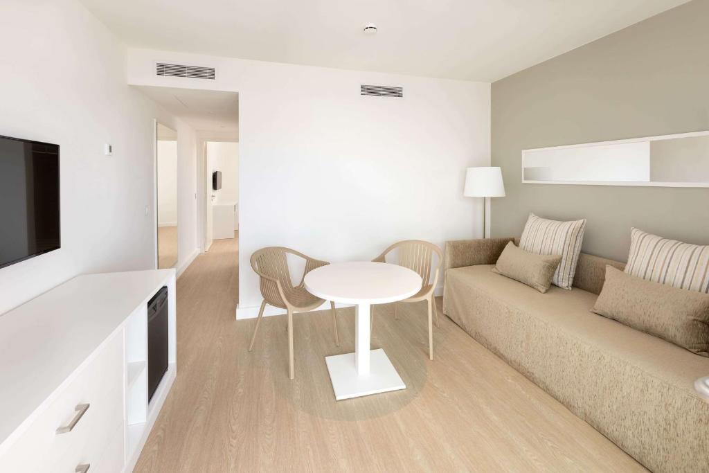 TV a/nebo společenská místnost v ubytování Sol Fuerteventura Jandia - All Suites