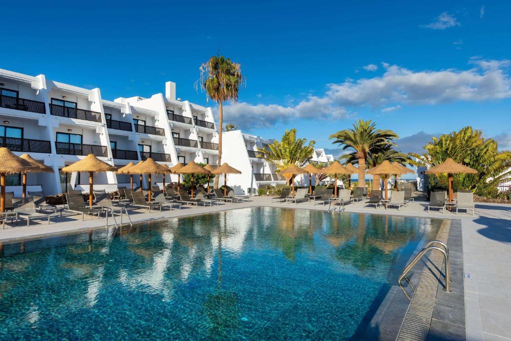 Bazén v ubytování Sol Fuerteventura Jandia - All Suites nebo v jeho okolí