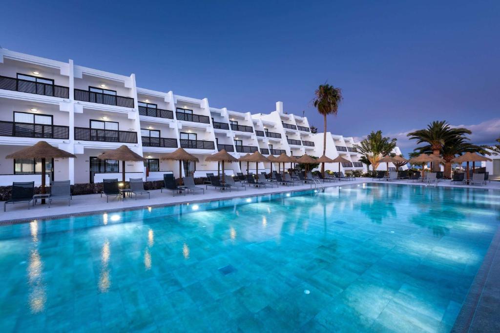 Bazén v ubytování Sol Fuerteventura Jandia - All Suites nebo v jeho okolí