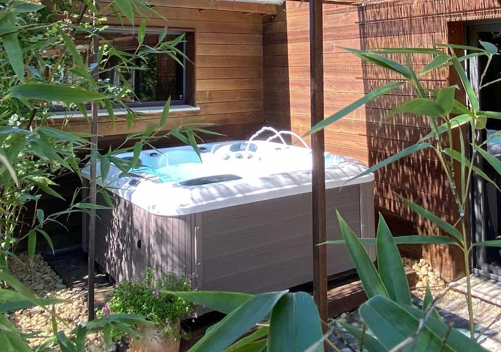 a hot tubificialificialificialificialificialificialificialificialificialificialificialificialificial at Loft Bike & Chill in Entrechaux