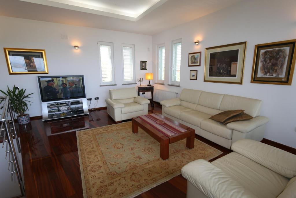 a living room with a couch and a coffee table at Villa Tripalo in Šilo