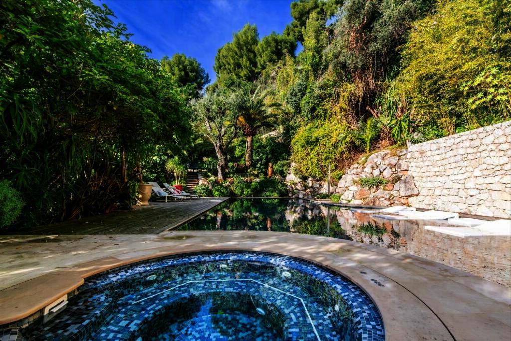 un bassin d'eau dans une cour arborée dans l'établissement Villa located in a luxurious area, à Villefranche-sur-Mer