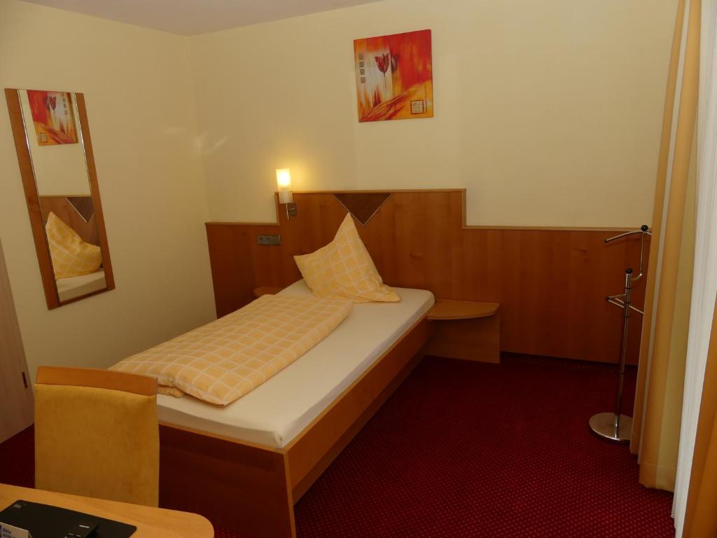 Postel nebo postele na pokoji v ubytování Hotel KRONE Garni