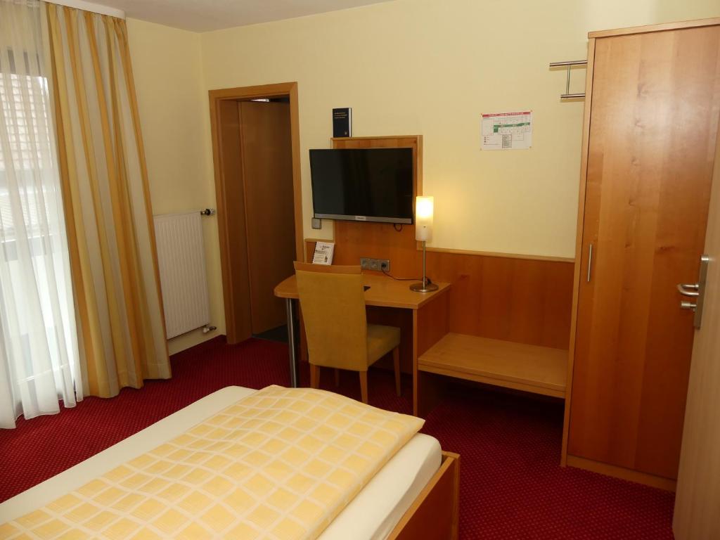 TV a/nebo společenská místnost v ubytování Hotel KRONE Garni