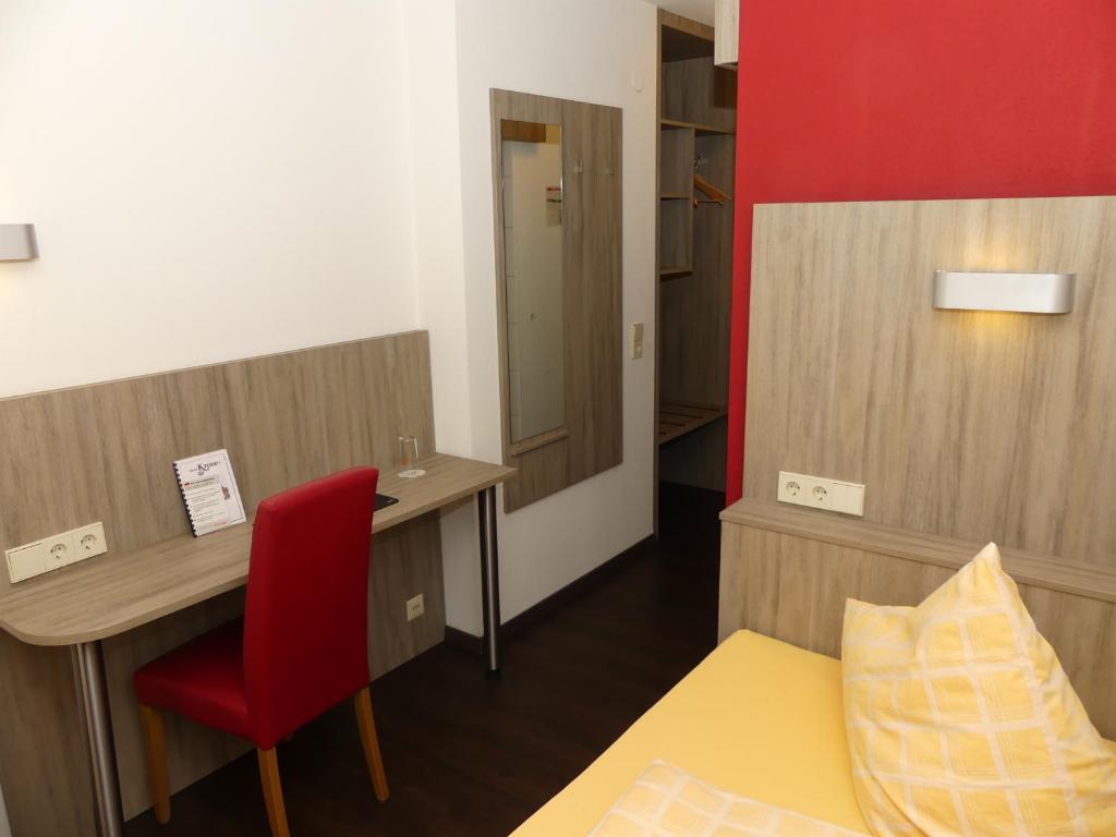 Postel nebo postele na pokoji v ubytování Hotel KRONE Garni