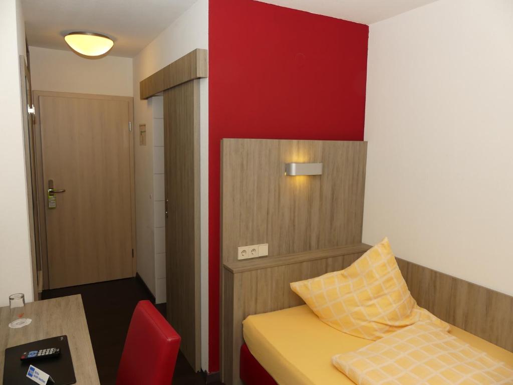 Postel nebo postele na pokoji v ubytování Hotel KRONE Garni