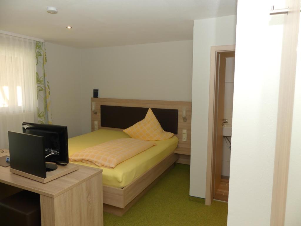 Postel nebo postele na pokoji v ubytování Hotel KRONE Garni