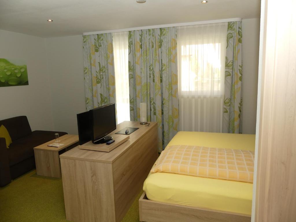 TV a/nebo společenská místnost v ubytování Hotel KRONE Garni