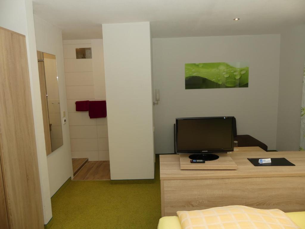 TV a/nebo společenská místnost v ubytování Hotel KRONE Garni