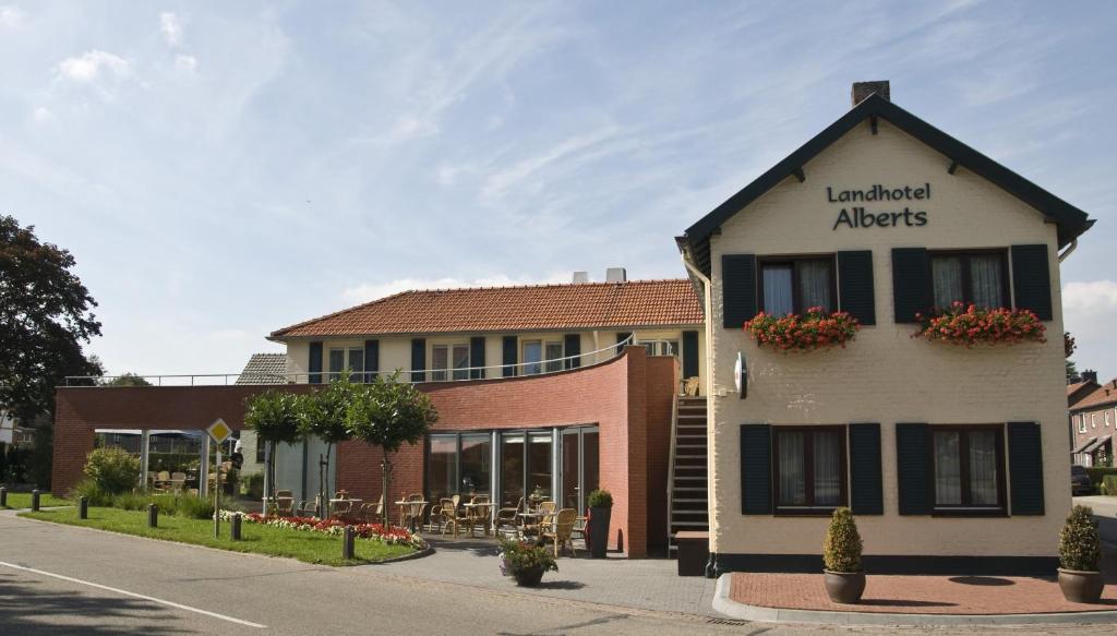 um edifício com um sinal que lê atens traduzidos em Landhotel Alberts em Heijenrath