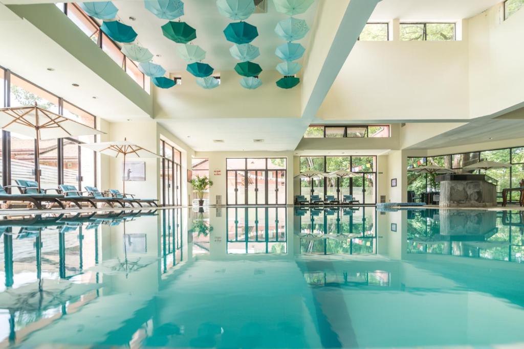 Bazén v ubytování Gokarna Forest Resort nebo v jeho okolí