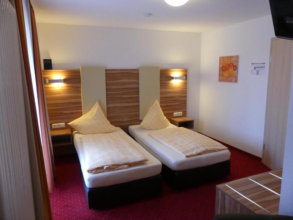 Postel nebo postele na pokoji v ubytování Hotel KRONE Garni
